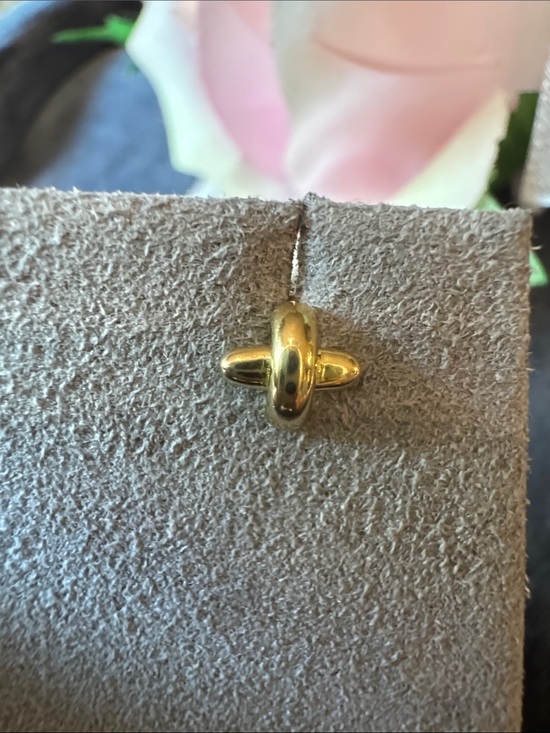 Jewelry - Tiffany 18K SINGLE Stitch Earring.